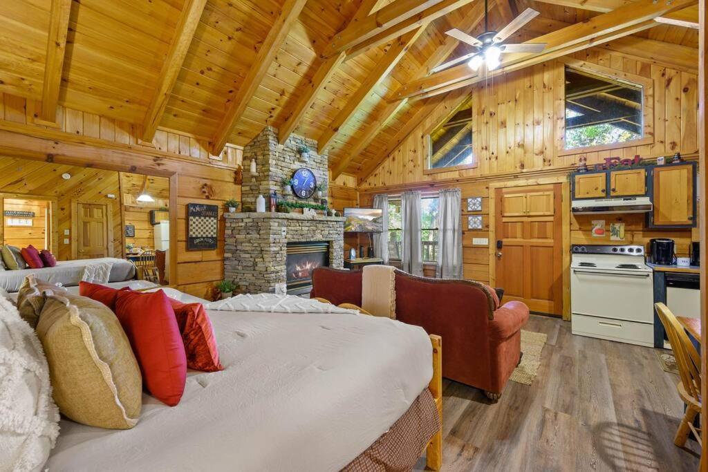 Do Not Disturb - Pigeon Forge Smoky Mountain Studio Cabin, Hot Tub, Fireplace ภายนอก รูปภาพ
