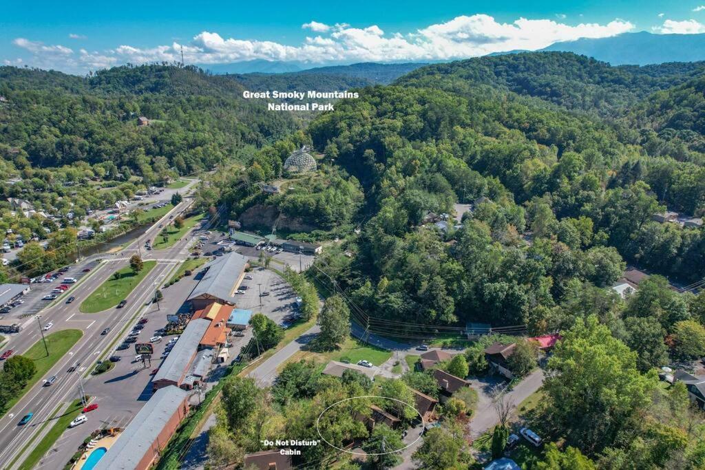 Do Not Disturb - Pigeon Forge Smoky Mountain Studio Cabin, Hot Tub, Fireplace ภายนอก รูปภาพ