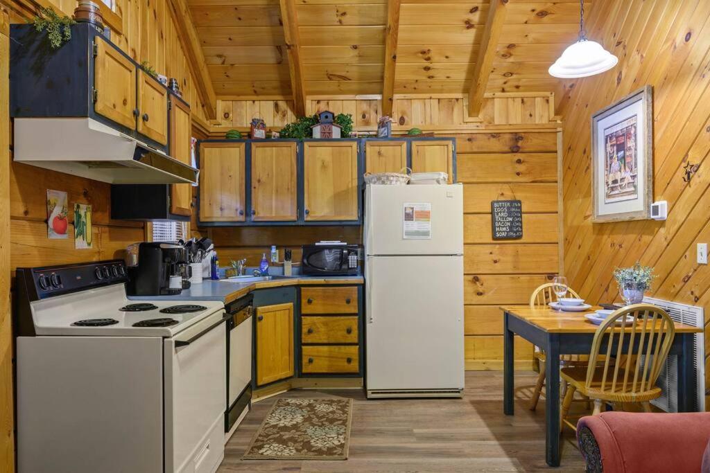 Do Not Disturb - Pigeon Forge Smoky Mountain Studio Cabin, Hot Tub, Fireplace ภายนอก รูปภาพ
