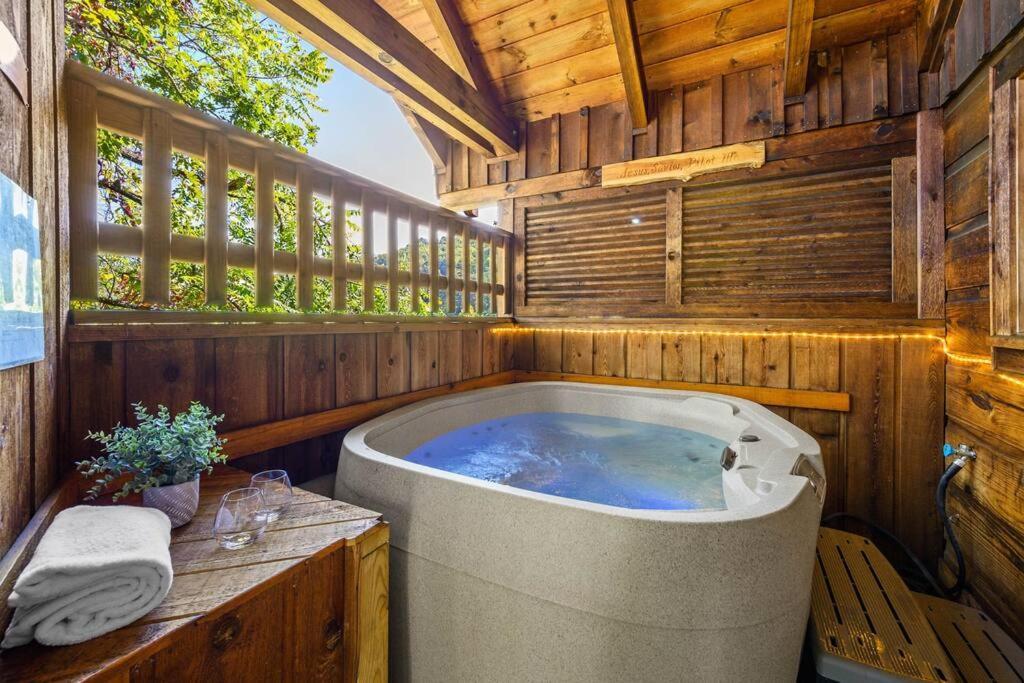 Do Not Disturb - Pigeon Forge Smoky Mountain Studio Cabin, Hot Tub, Fireplace ภายนอก รูปภาพ