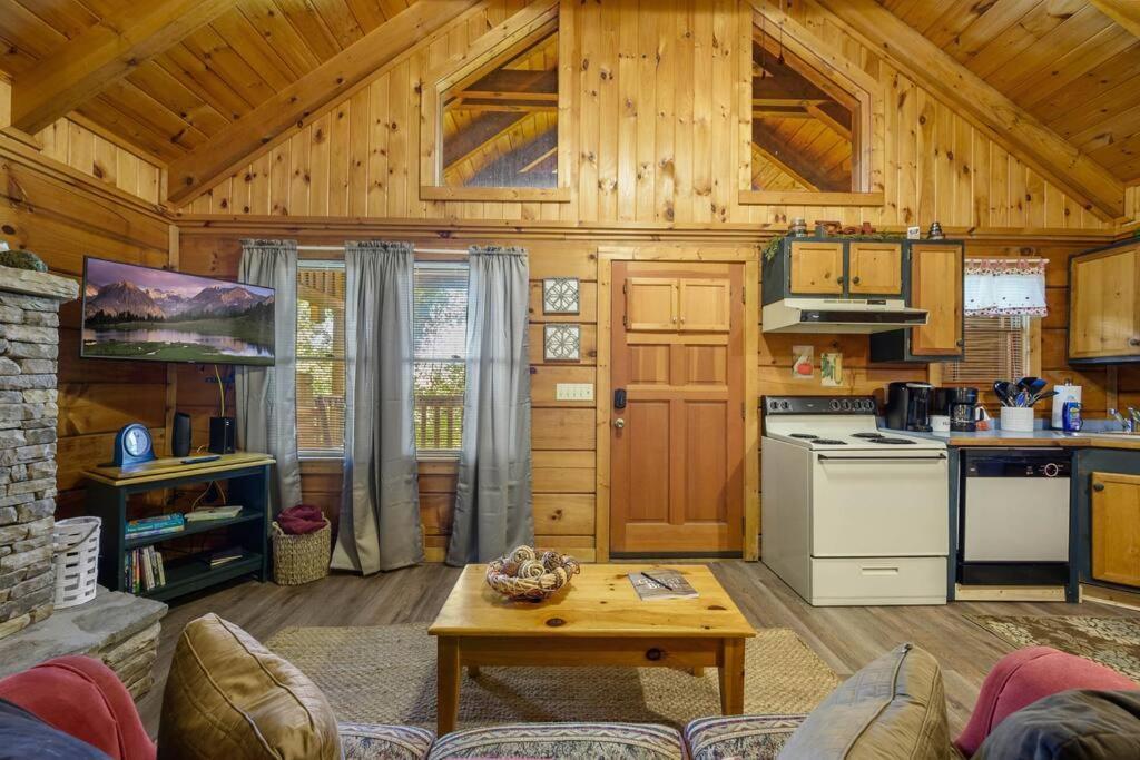 Do Not Disturb - Pigeon Forge Smoky Mountain Studio Cabin, Hot Tub, Fireplace ภายนอก รูปภาพ