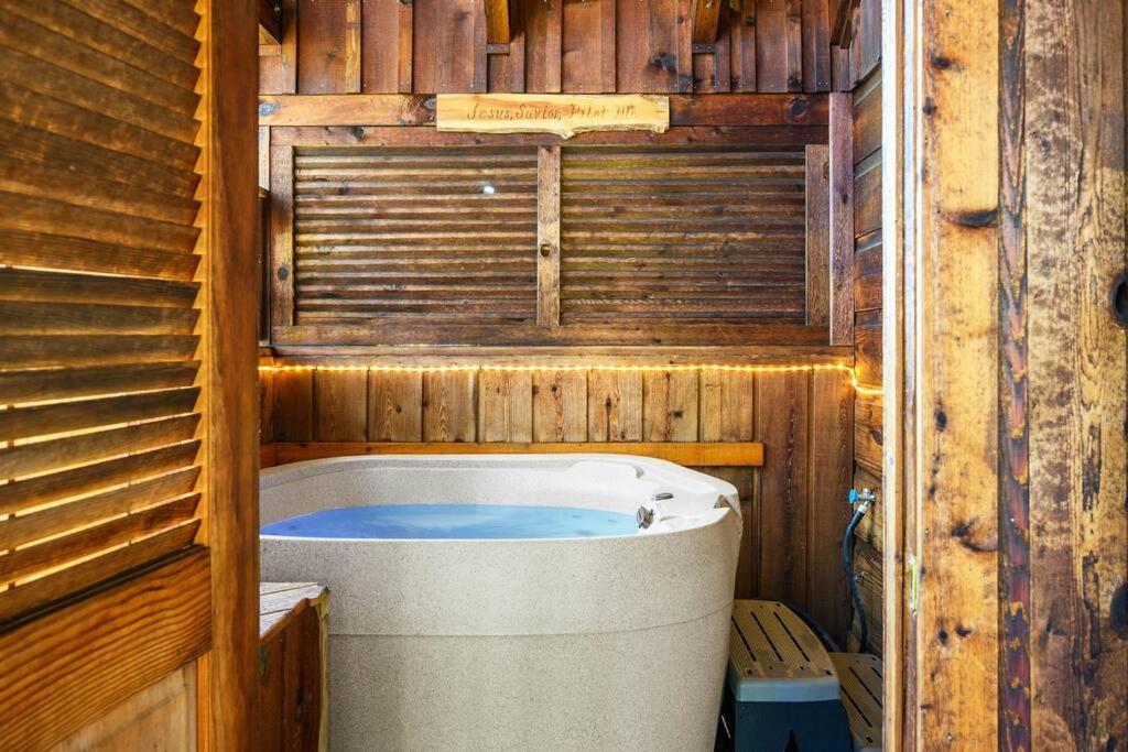 Do Not Disturb - Pigeon Forge Smoky Mountain Studio Cabin, Hot Tub, Fireplace ภายนอก รูปภาพ