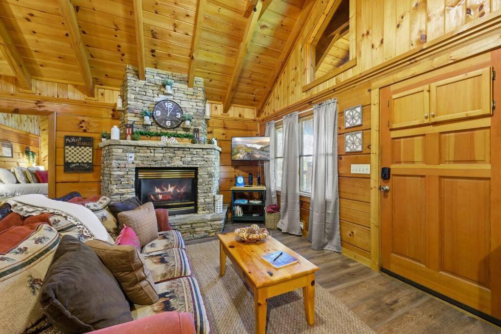 Do Not Disturb - Pigeon Forge Smoky Mountain Studio Cabin, Hot Tub, Fireplace ภายนอก รูปภาพ