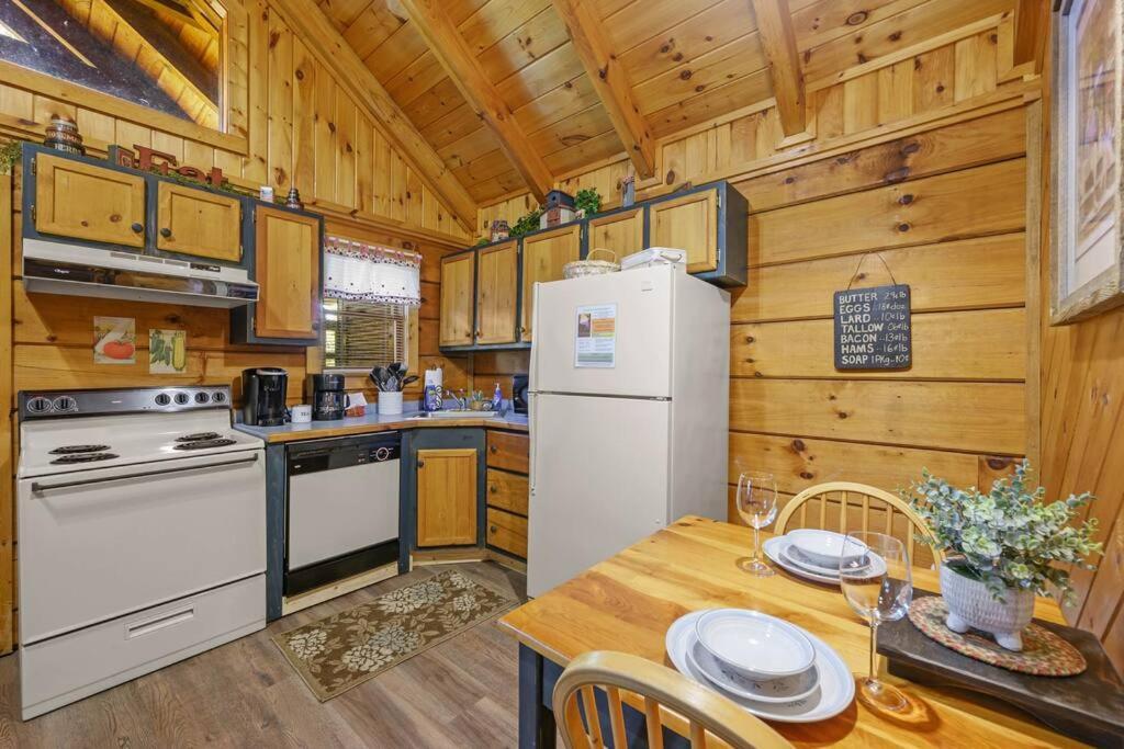 Do Not Disturb - Pigeon Forge Smoky Mountain Studio Cabin, Hot Tub, Fireplace ภายนอก รูปภาพ