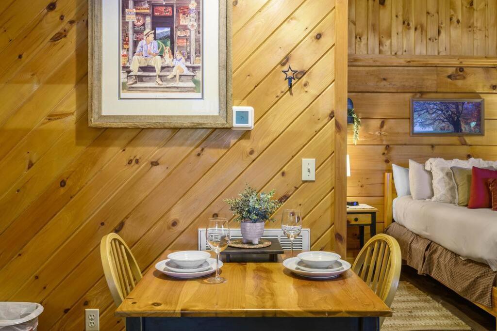 Do Not Disturb - Pigeon Forge Smoky Mountain Studio Cabin, Hot Tub, Fireplace ภายนอก รูปภาพ
