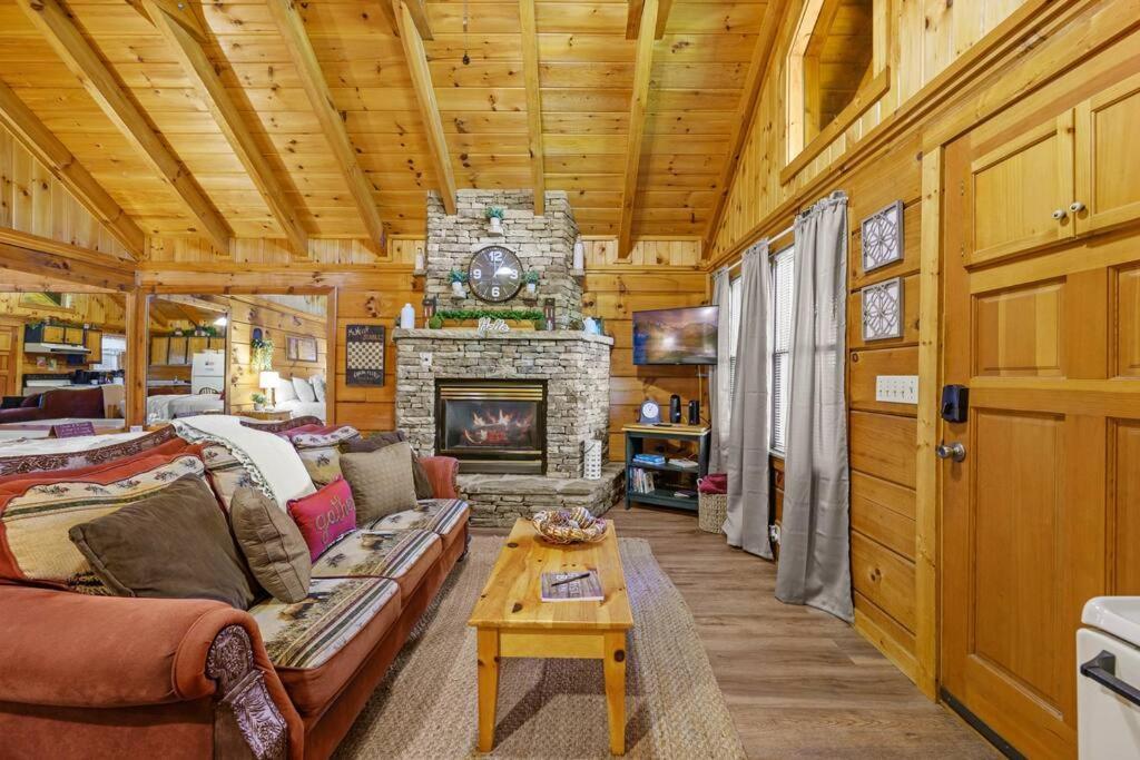Do Not Disturb - Pigeon Forge Smoky Mountain Studio Cabin, Hot Tub, Fireplace ภายนอก รูปภาพ