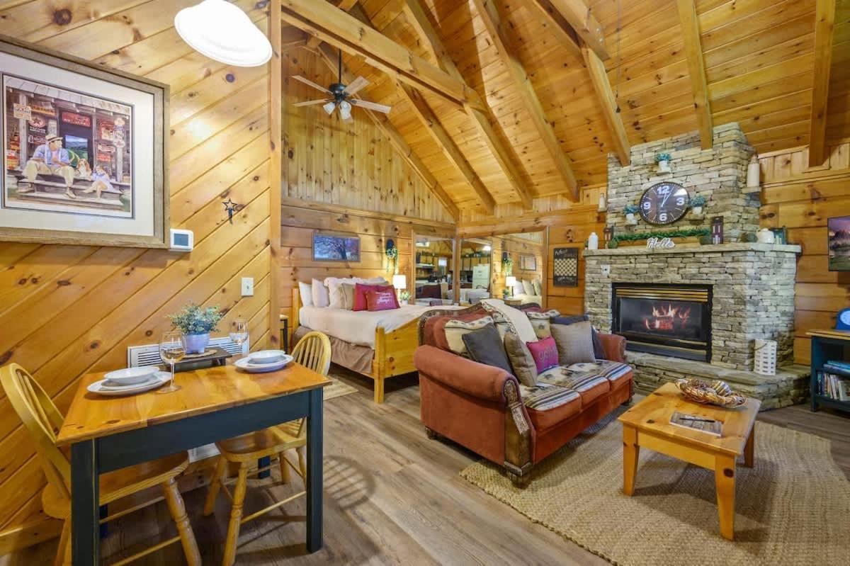 Do Not Disturb - Pigeon Forge Smoky Mountain Studio Cabin, Hot Tub, Fireplace ภายนอก รูปภาพ