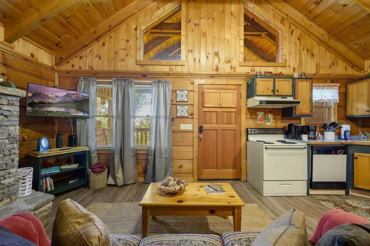 Do Not Disturb - Pigeon Forge Smoky Mountain Studio Cabin, Hot Tub, Fireplace ภายนอก รูปภาพ