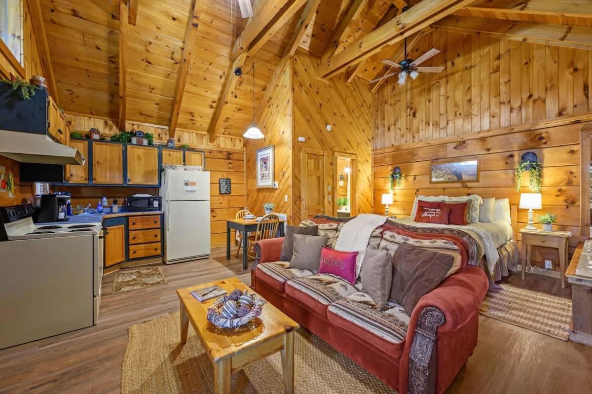 Do Not Disturb - Pigeon Forge Smoky Mountain Studio Cabin, Hot Tub, Fireplace ภายนอก รูปภาพ