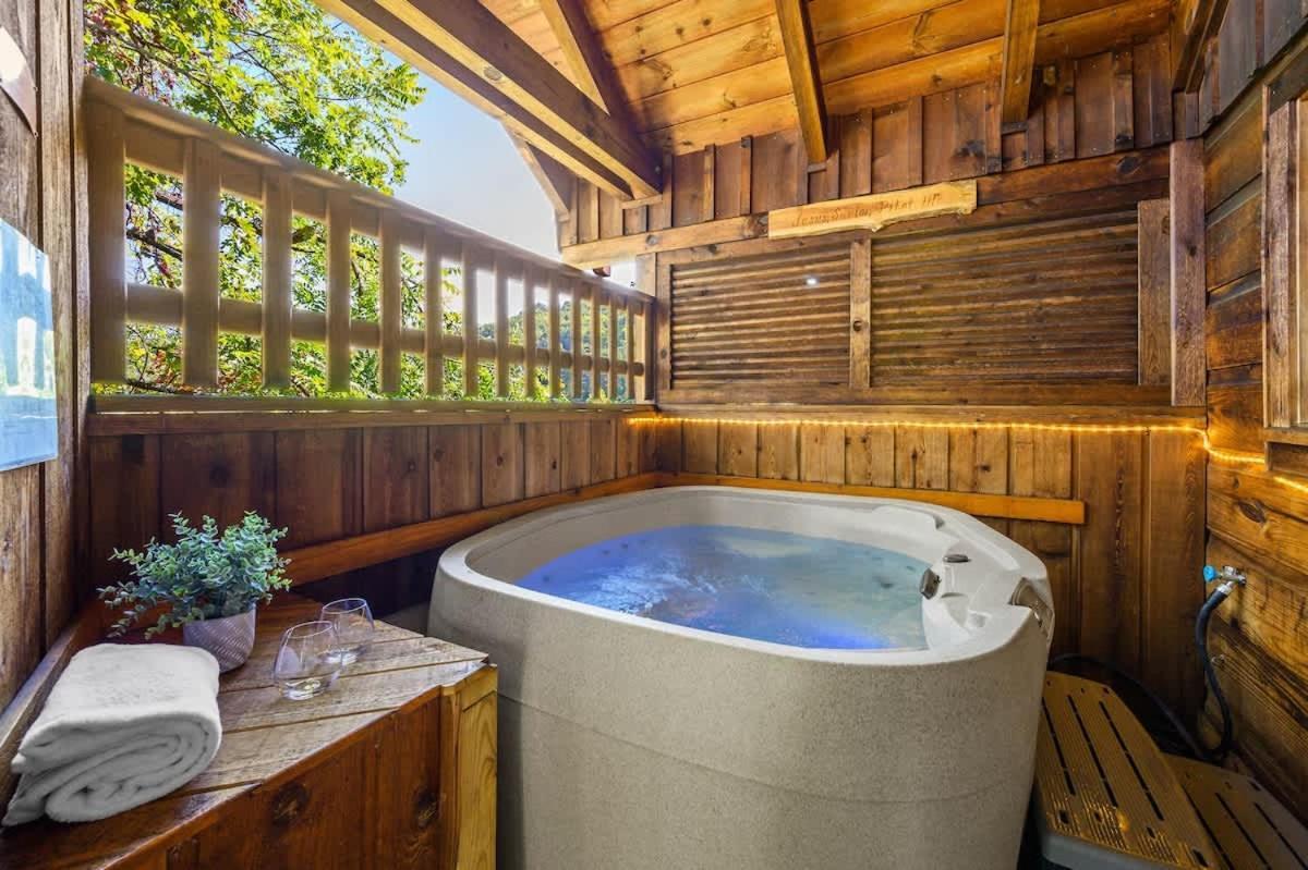 Do Not Disturb - Pigeon Forge Smoky Mountain Studio Cabin, Hot Tub, Fireplace ภายนอก รูปภาพ