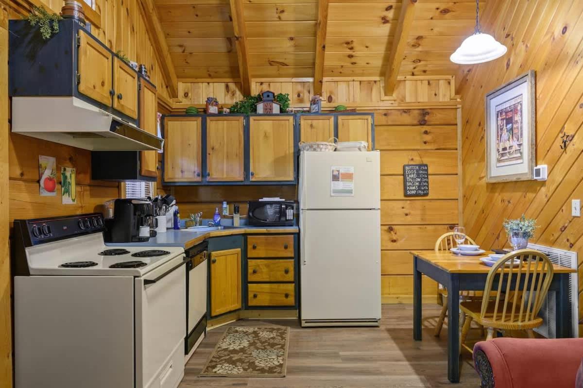 Do Not Disturb - Pigeon Forge Smoky Mountain Studio Cabin, Hot Tub, Fireplace ภายนอก รูปภาพ