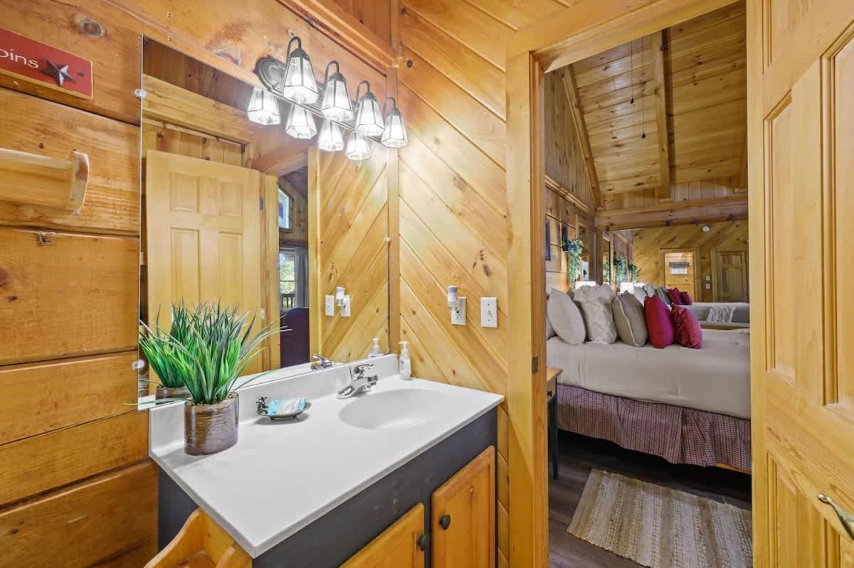 Do Not Disturb - Pigeon Forge Smoky Mountain Studio Cabin, Hot Tub, Fireplace ภายนอก รูปภาพ